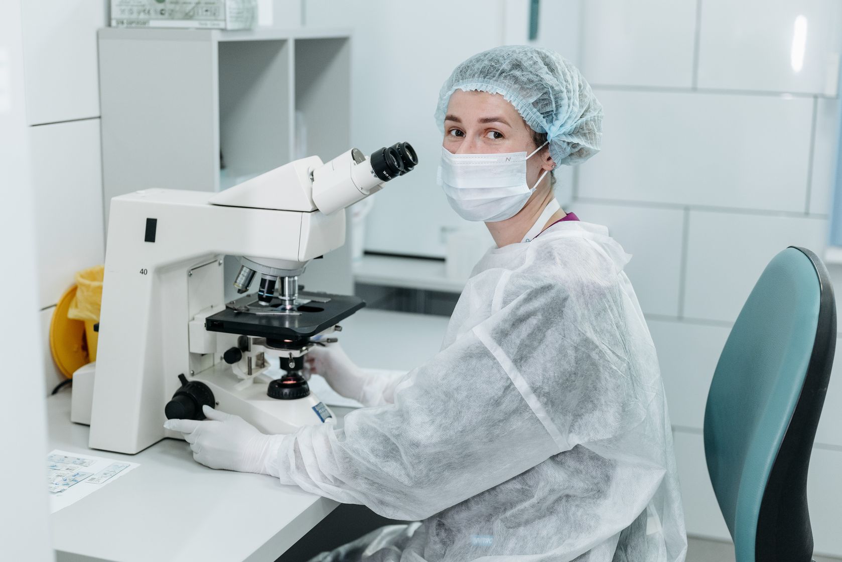 Análisis de una muestra al microscopio en el laboratorio de la clínica veterinaria PetEco de Galapagar